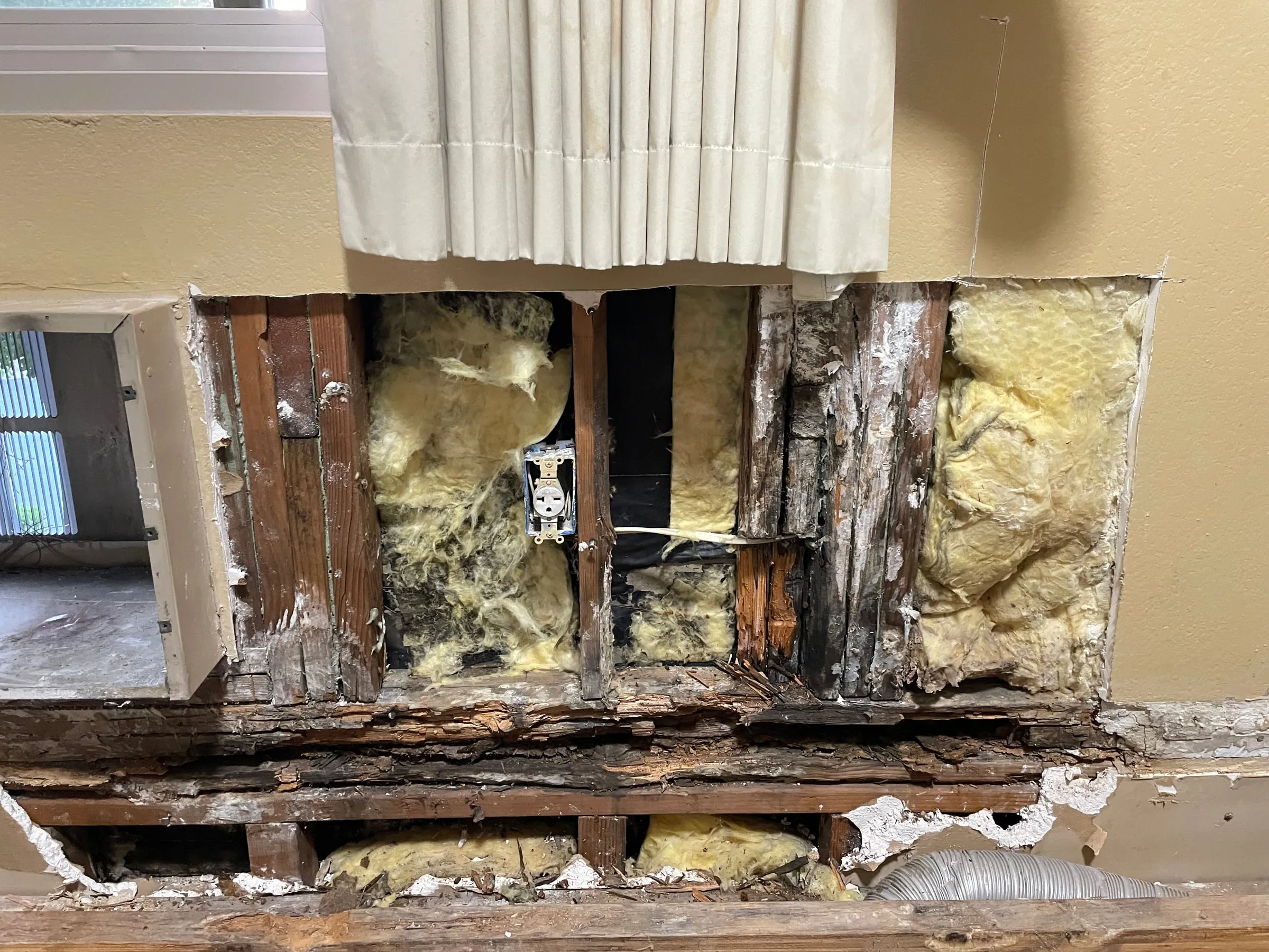 拆开前 — 木结构腐朽